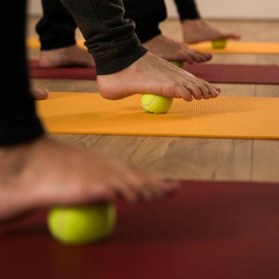 Massage des pieds avec balle de tennis